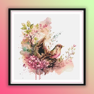 Puede incluir: Una pintura de acuarela de un pájaro en un nido rodeado de flores rosas y hojas verdes. El fondo es de color rosa suave y blanco.