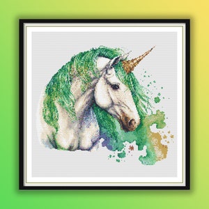 Könnte beinhalten: Ein weißes Einhorn mit grüner Mähne und Horn, vor einem Aquarellhintergrund in Grün, Blau und Gold.