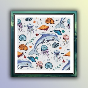 Könnte beinhalten: Eine gerahmte Illustration eines sich wiederholenden Musters mit blauen Delfinen, orangefarbenen Muscheln, lila Quallen und roten Seesternen auf weißem Hintergrund.