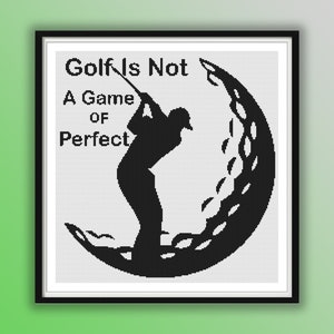 Könnte beinhalten: Schwarz-weiße Silhouette eines Golfers, der einen Schläger schwingt, mit dem Text "Golf Is Not A Game Of Perfect" über dem Golfer. Der Golfer ist vor einer Halbmondform silhouettiert.