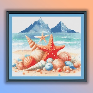 Puede incluir: Una estrella de mar roja rodeada de conchas en una playa de arena con un océano azul y montañas en el fondo.