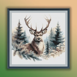 Può includere: Uno schema di punto croce di un cervo marrone con grandi corna in piedi in una foresta innevata. Il cervo guarda direttamente lo spettatore. La foresta è composta da alti pini verdi.