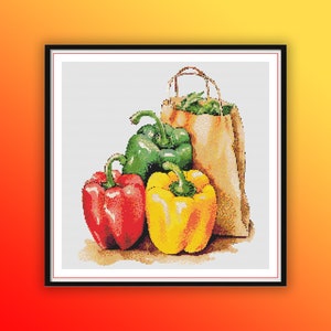 Puede incluir: Una bolsa de papel marrón con verduras de hoja verde en su interior, junto a tres pimientos: uno rojo, uno verde y uno amarillo.