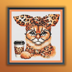 Pode incluir: Uma ilustração de desenho animado de um gato usando uma faixa de cabeça de estampa de leopardo, óculos e um lenço de estampa de leopardo. O gato está segurando uma xícara de café para viagem com estampa de leopardo.
