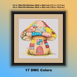 Può includere: Opera d'arte a punto croce incorniciata di una casa a forma di fungo con un design patchwork. Il cappello del fungo presenta un patchwork colorato e lo stelo ha una porta. L'opera incorniciata misura 29,8 x 29,8 cm (11,7 x 11,7 pollici). Il testo recita "17 DMC Colors."