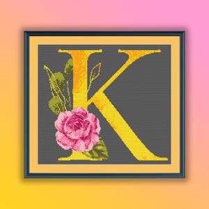 Patrón de punto de cruz en PDF, letra K dorada con motivos florales en acuarela, flores de primavera, alfabeto floral, bordado a mano, punto de cruz moderno