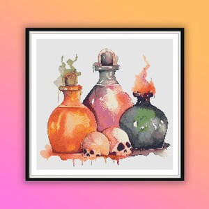 Op de afbeelding: Drie glazen flessen met verschillende gekleurde vloeistoffen en stoppen, waarvan er twee met schedels zijn versierd. De flessen staan op een witte achtergrond met een aquareleffect.