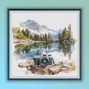 Aquarell Kamera in der Wald See Landschaft Kreuzstich PDF Muster, nebelige Berge, moderne Kreuzstichvorlage, Handstickerei