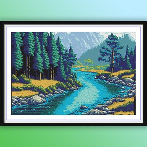 Puede incluir: Una bordado de punto de cruz que representa una escena de bosque sereno con un río azul sinuoso que fluye a través de él. Árboles verdes exuberantes bordean las orillas del río, y el fondo presenta montañas cubiertas de nieve.
