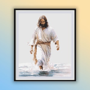 Può includere: Un dipinto di Gesù Cristo che cammina sull'acqua. Indossa una tunica bianca con una cintura marrone e ha lunghi capelli castani e una barba. L'acqua è di colore blu chiaro.