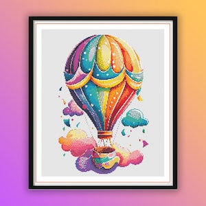 Peut inclure: Une montgolfière colorée avec un motif arc-en-ciel flotte dans le ciel au-dessus de nuages moelleux. Le ballon a une nacelle avec un design jaune et orange.