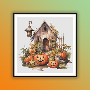 Puede incluir: Un diseño de punto de cruz que presenta una escena de cabaña rústica con calabazas talladas y follaje otoñal. La cabaña tiene un aspecto desgastado, con una linterna sobre la puerta. Las calabazas de varios tamaños están frente a la cabaña.