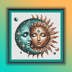 Puede incluir: Un patrón de punto de cruz que presenta un sol y una luna estilizados con un tercer ojo en el centro de la frente del sol. La luna es azul y verde con estrellas, y el sol es marrón y dorado con rayos.