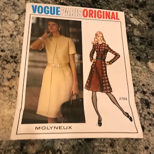Puede incluir: Patrón de costura vintage Vogue Paris Original con dos diseños de Molyneux. El número del patrón es 2785.