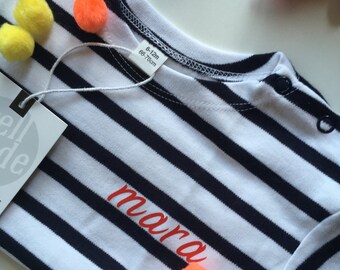 Nombre personalizado de la camisa del bebé, nacimiento del regalo, mini mirada del me, mirada del socio de la hija de la mamá, atuendo de la familia, rayas estampadas de la camisa