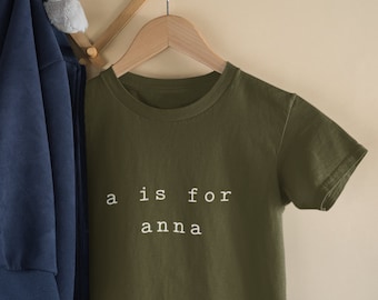 Baby T-Shirt personalisiert • Geschenk Geburt Name • Bio Baumwolle • Alphabet Design • 1. Geburtstag