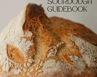 Könnte beinhalten: Nahaufnahme eines frisch gebackenen Sauerteigbrotes mit goldbrauner Kruste und einer Bestäubung mit Mehl. Der Text "THE ESSENTIAL SOURDOUGH GUIDEBOOK" ist über dem Brot abgebildet, darunter der Name des Autors.