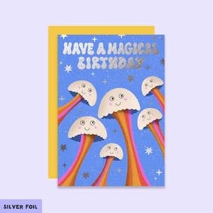 Ayez une carte magique de champignons d'anniversaire | rétro champignon super cool de Zazzle.be Liste d'envies Vous avez des idées ? Carte d'anniversaire enchantée | Carte avec finition spéciale en feuille d'argent