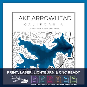 Può includere: Una mappa in bianco e nero del Lago Arrowhead, California. Il lago è blu e l'area circostante è delineata in nero. Il testo "LAKE ARROWHEAD CALIFORNIA" è in cima alla mappa. Le coordinate "34.257501°N 117.184403°W" sono sotto il testo. Il testo "PRINT, LASER, LIGHTBURN & CNC READY" è in fondo alla mappa. Il testo "Stan Designs" è sotto il testo. Il testo "SVG EPS PDF AI JPG PNG" è sotto il testo. Il testo "ONLY THE LAKE IS VECTOR. THE MAP IMAGE IS JPG" è sotto il testo.