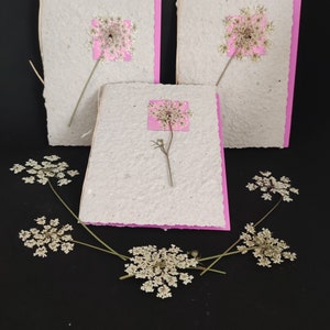 Carte faite main Boho romantique avec fleurs séchées