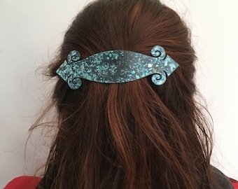 Strong and sturdy hair clip in blue and black patinated metal