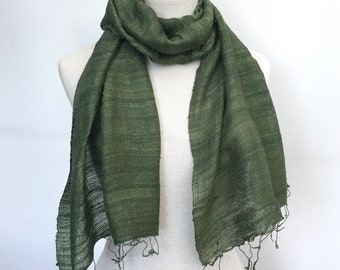 Long scarf in dark green raw silk. Hand-woven, raw silk.