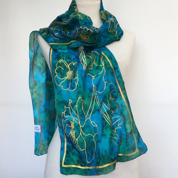 Foulard en pure soie avec fleurs dorées bleu canard et vert. Un généreux 180 cm de long (72") dans une soie légère avec des bords roulés à la main.