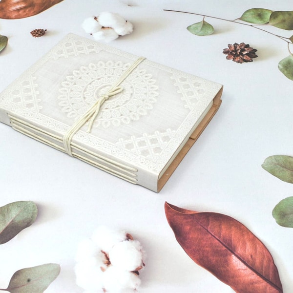 India House-Leather Journal Hand Made Embusted White Record Journal / Notebook avec une fermeture de fil / Beau cadeau - 7x5 pouces