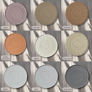 Puede incluir: Nueve posavasos redondos con un patr&oacute;n geom&eacute;trico en varios colores, incluyendo topo, latte helado, chocolate, terracota terrosa, lino, gris paloma, brumoso, gris y carb&oacute;n.