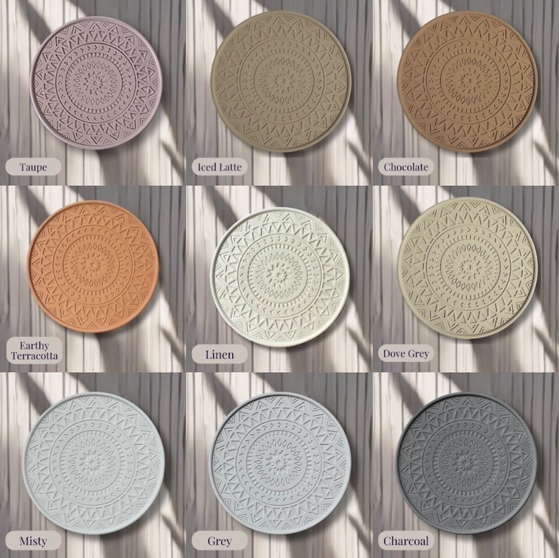 Puede incluir: Nueve posavasos redondos con un patr&oacute;n geom&eacute;trico en varios colores, incluyendo topo, latte helado, chocolate, terracota terrosa, lino, gris paloma, brumoso, gris y carb&oacute;n.