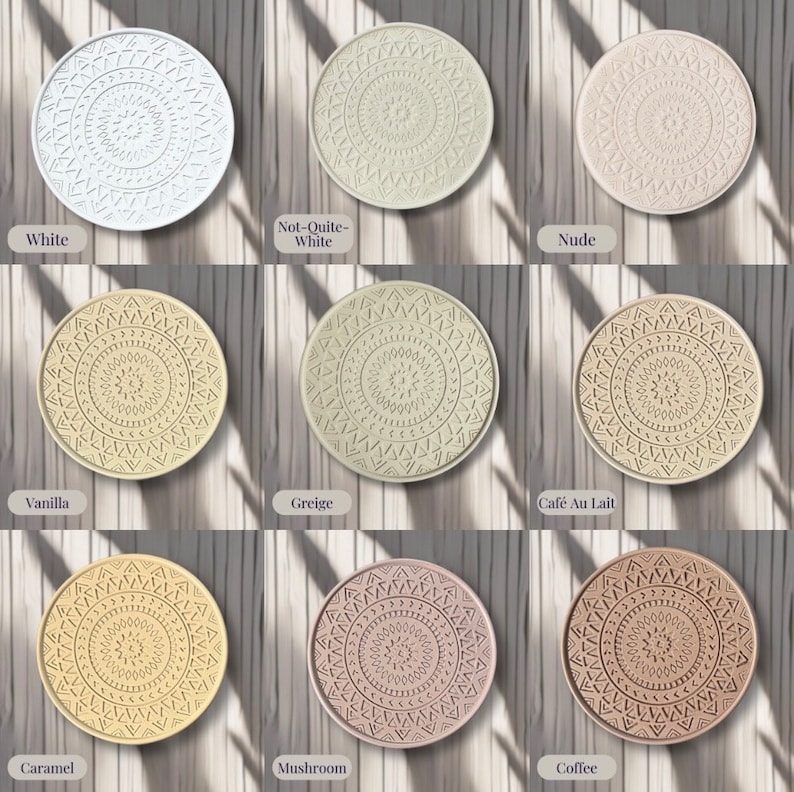Puede incluir: Nueve posavasos redondos con un patr&oacute;n geom&eacute;trico en varios tonos de beige, blanco y marr&oacute;n. Los posavasos est&aacute;n etiquetados con los siguientes nombres: Blanco, Casi Blanco, Desnudo, Vainilla, Gris Beige, Caf&eacute; con Leche, Caramelo, Champi&ntilde;&oacute;n y Caf&eacute;.