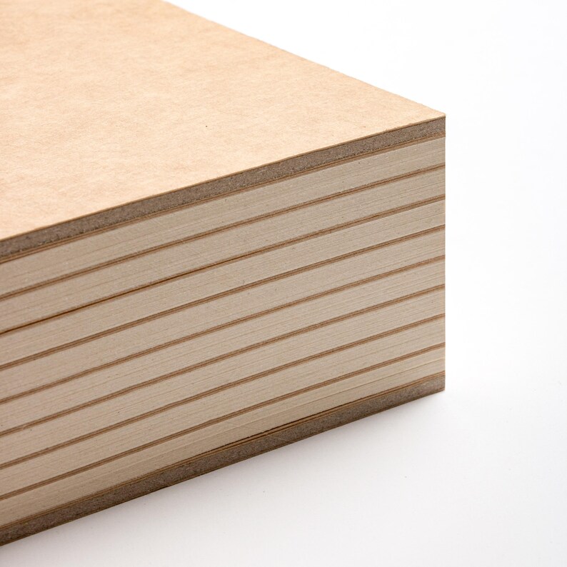 Peut inclure: Gros plan sur une pile de feuilles de contreplaqu&eacute; brun clair. Les bords r&eacute;v&egrave;lent la construction en couches avec des lignes horizontales visibles. Le bois a un aspect naturel et non fini.