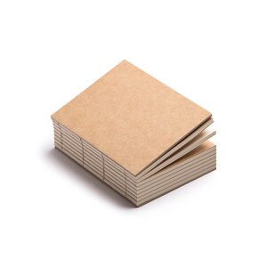 Peut inclure: Une pile de petits cahiers carr&eacute;s avec des couvertures en papier kraft brun. Les pages de couleur cr&egrave;me sont reli&eacute;es par des coutures visibles le long de la tranche. Le cahier sup&eacute;rieur est l&eacute;g&egrave;rement ouvert, r&eacute;v&eacute;lant les pages int&eacute;rieures.