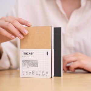 Agenda diaria de bolsillo TRACKER con 396 páginas, secciones con y sin fecha, calendario 2025, cuaderno de seguimiento semanal mensual