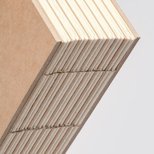 Peut inclure: Gros plan sur une pile de carnets vierges avec une couverture marron clair et des pages cr&egrave;me. Les pages sont solidement reli&eacute;es, cr&eacute;ant un bord textur&eacute;. Les carnets sont inclin&eacute;s, r&eacute;v&eacute;lant la construction en couches.
