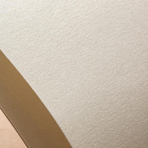 Peut inclure: Gros plan sur une surface de papier textur&eacute; blanc cass&eacute; avec un bord diagonal beige. Le papier a une finition l&eacute;g&egrave;rement rugueuse et mate, sugg&eacute;rant qu'il peut convenir &agrave; l'&eacute;criture ou au dessin. L'image met en &eacute;vidence la texture et la couleur du papier.
