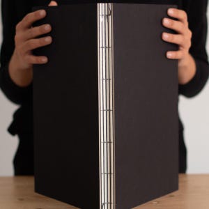 basenotes 2333 Black sketchbook with tracing paper, hand-stitched binding and FSC-certified acid-free pages for creative work.