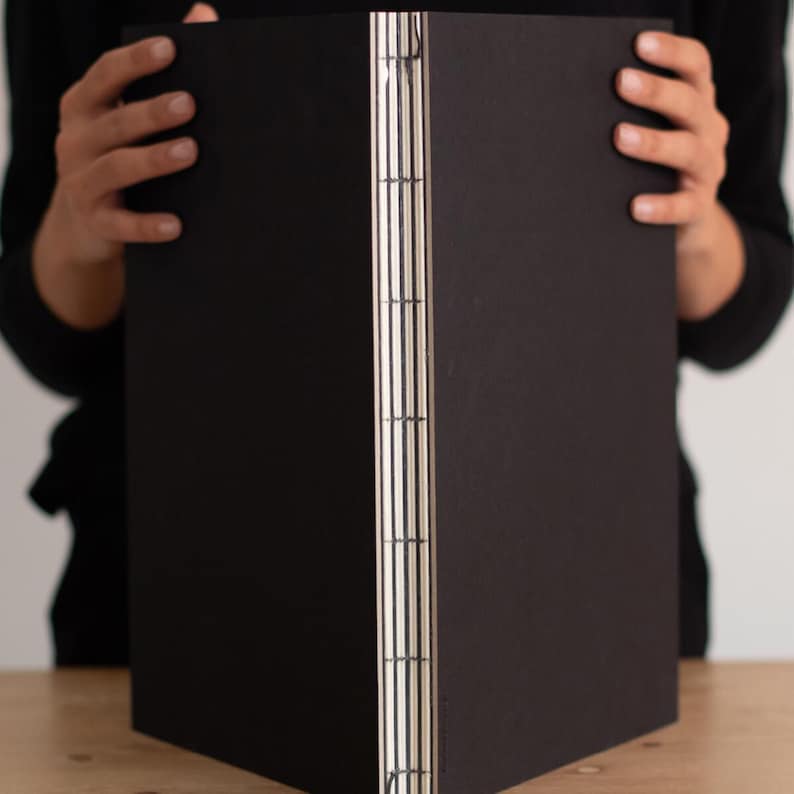 basenotes 2333 Black sketchbook with tracing paper, hand-stitched binding and FSC-certified acid-free pages for creative work.
