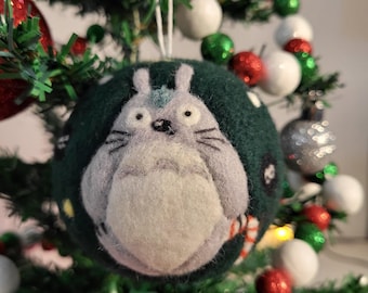 Adorno de esfera verde de fieltro agujado decorado con el patrón de Totoro