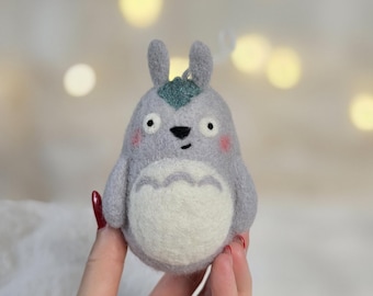 Handgemaakte naaldvilten totoro kerstornament: grijze wollen figuur