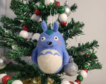 Naaldvilten kerstornament: blauw wollen figuur met blad