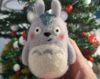 Adorno navideño de Totoro hecho a mano con fieltro agujado: Figura de lana gris