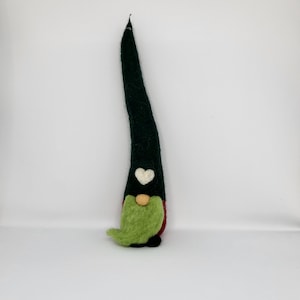 Gefilzter Weihnachtswichtel: Handgemachte Zwergenfigur aus Wolle