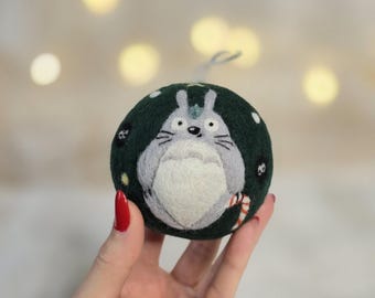Naaldvilten groene bolornament versierd met Totoro-patroon