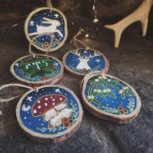 クリスマスツリー用の手描きのクリスマス/クリスマス吊り下げ木製スライス - キノコ、グリーンマン、ヤドリギ、鹿、白ウサギ