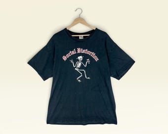 Camiseta Vintage Social Distortion – Arte Original de Caveira do Punk Rock Americano / Camiseta com Estampa de Protesto Musical / Preta – Tamanho GG