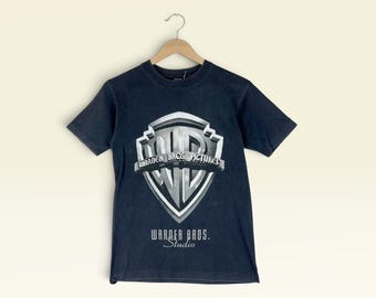 Camiseta promocional vintage da Warner Bros Pictures dos anos 90 – Camiseta clássica com logo grande / Lembranças de estúdio de cinema de Hollywood / Algodão preto – Tamanho PP