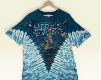 Camiseta tie-dye vintage dos anos 90 de Star Wars da Liquid Blue/Estampa completa – Arte icônica de Hildebrandt, clássico do cinema de ficção científica, fabricada nos EUA, tamanho G