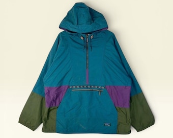 Peut inclure: Un anorak à capuche bleu sarcelle, violet et vert olive avec une fermeture éclair à mi-hauteur, une grande poche frontale zippée horizontale et une petite étiquette de marque L.L.Bean sur le côté inférieur droit. Veste à manches longues.