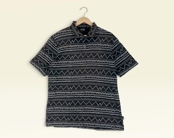 Camisa polo vintage Stussy com estampa total/ streetwear/ camiseta preta de algodão – Tamanho G